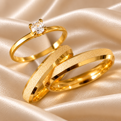 Alianças Chanfrada 2mm · Revestidas a Ouro 18K + Solitário Liso