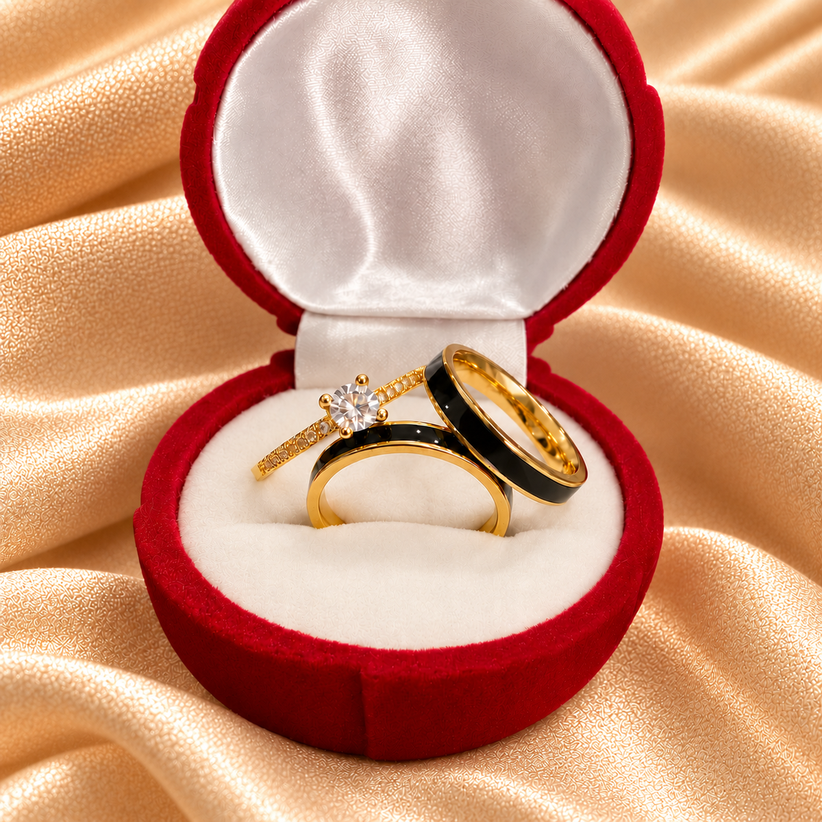 Alianças Tradicional com Friso Preto 4mm · Revestidas a Ouro 18K + Solitário Cravejado